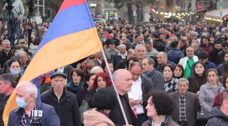 Ermənistanda ölən əsgərlərin yaxınları aksiya keçirir