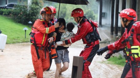 Çində daşqınlar səbəbindən yarım milyondan çox insan fəlakət zonasında qalıb