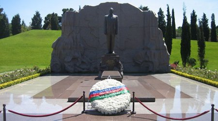 Prezident və ailəsi Heydər Əliyevin məzarını ziyarət etdilər