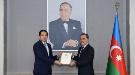Qazaxıstanın yeni səfiri etimadnaməsinin surətini Ceyhun Bayramova təqdim edib