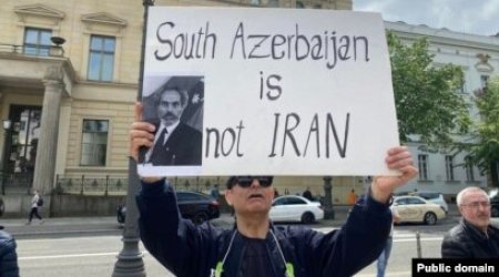 Berlində Xordad hadisələrinin ildönümü ilə əlaqədar Azərbaycan bayrağı dalğalandırılıb