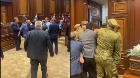 Ermənistan parlamentində dava düşüb - VİDEO