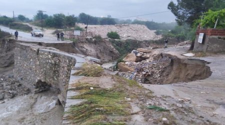 Türkiyədə sel nəticəsində yol çöküb, evlər su altında qalıb - FOTO