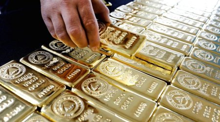 Gold falls in price slightly amid strengthening dollar