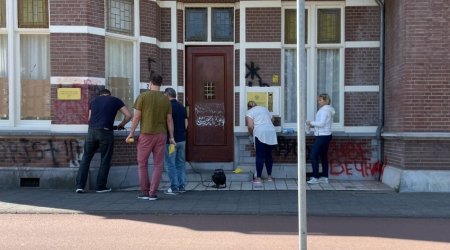 Haaqada Belarus səfirliyinin binasına hücum edilib