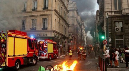 Fransada 100 yaxın bələdiyyə binasına hücum olunub