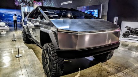 Tesla illərlə gecikmələrdən sonra ilk Cybertruck-u tamamladı