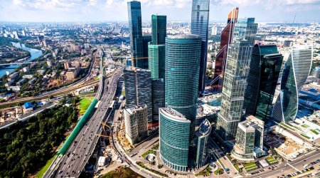 Moskvanın məşhur biznes mərkəzinə dron hücumu olub, yaralanan var