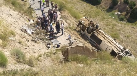 Türkiyədə  sərnişin avtobusu dərəyə aşdı: Ölənlər və yaralananlar var