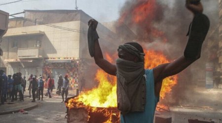 Seneqalda nümayişlər Fransa bayrağının yandırılması ilə müşayiət olunub