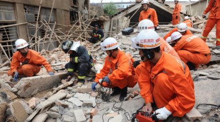 Çində güclü zəlzələ olub, 126 bina dağılıb