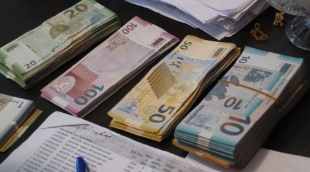 Скорость обращения азербайджанского маната незначительно снизилась