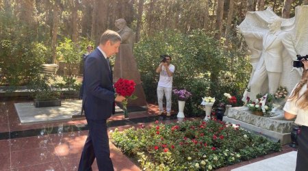 Russian envoy to Azerbaijan lays wreath at Muslim Magomayev's grave