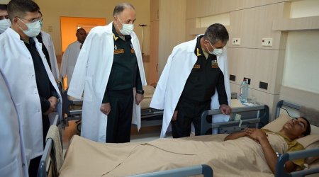 Müdafiə naziri antiterror tədbirləri zamanı yaralanan hərbi qulluqçularla görüşüb
