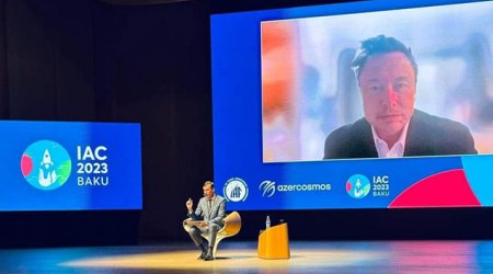 İlon Mask Bakıda keçirilən Beynəlxalq Astronavtika Konqresində sualları cavablandırır
