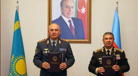 Министр обороны Казахстана прилетел в Баку