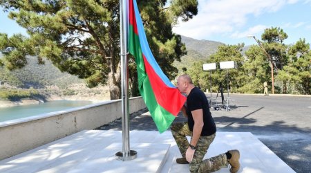 Ильхам Алиев водрузил Государственный флаг Азербайджана на территории Сарсангского водохранилища