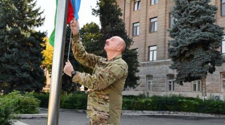 İlham Əliyev Xankəndidə Azərbaycanın Dövlət Bayrağını ucaldıb -Fotolar