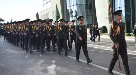 В Баку прошли шествия военнослужащих в связи с Днем Победы