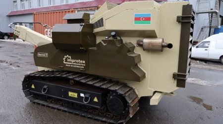 Азербайджан передал Украине машину для гуманитарного разминирования
