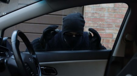 Bakıda avtomobildən 16 min manat və 2 min dollar pul oğurlanıb