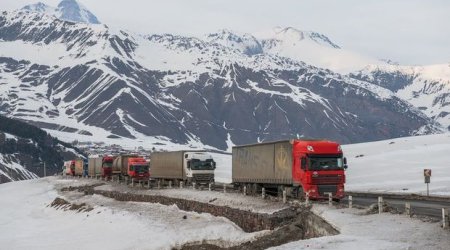 Gürcüstanda əlverişsiz hava şəraiti səbəbindən Türkiyəyə gedən yol bağlanıb