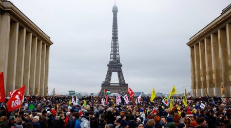 Parisdə minlərlə insan Eyfel qülləsi yaxınlığında aksiya keçirir