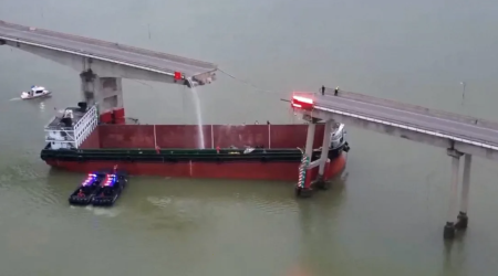 Çində yük gəmisi körpüyə çırpılıb, ölən və yaralılar var - Video