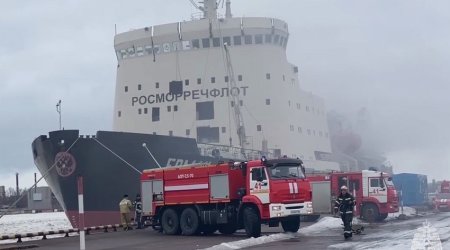 В Петербурге загорелся ледокол в порту