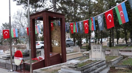 Səfir Rəsulzadənin məzarını ziyarət edib