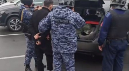 Возле торгового центра во Владивостоке задержали мужчин с оружием