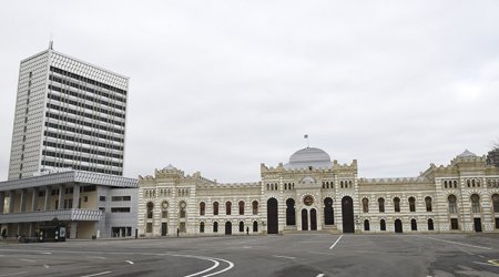 Dəmiryol Vağzalı qarşısında parkinq tarifləri müəyyənləşib