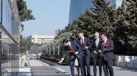 Energy Minister of Romania visits Alley of Martyrs in Baku