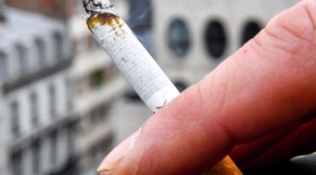 Азербайджанцы курят свои сигареты и угощают других