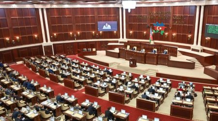 В Милли Меджлисе обсуждается отчет Счетной палаты
