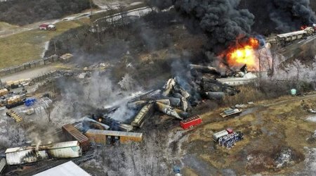 В США сошел с рельсов и загорелся поезд с бензином и пропаном