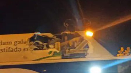 Баку дерево упало на автобус