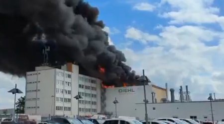 Berlində texnologiya şirkətində yanğın olub, zəhərli qazların yayılması ilə bağlı xəbərdarlıq edilib