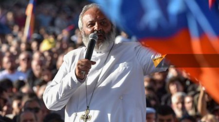 Премьеру Армении дали час на отставку