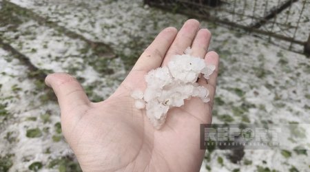 В Гахе выпал град, дождевая вода затопила дворы