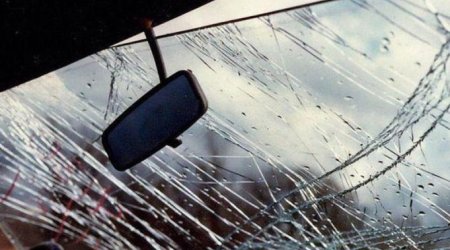 Сильный ветер в Гарадагском районе Баку опрокинул автомобиль