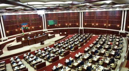 Началось первое пленарное заседание внеочередной сессии Милли Меджлиса