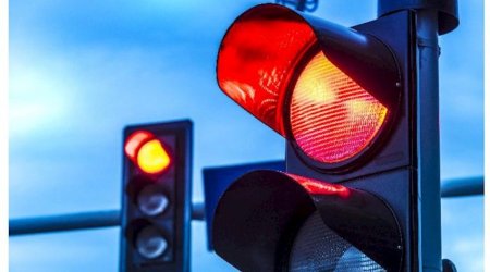 В Азербайджане ужесточают штрафы за проезд на красный свет и выезд на 