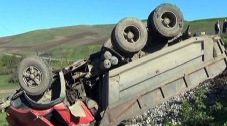 В Гарадагском районе Баку столкнулись грузовики, пострадал один человек
