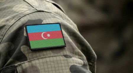 Azerbaijani Army's four personnel complete parachute jump training in Türkiye