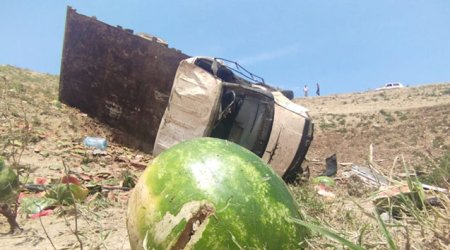 Грузовик с арбузами опрокинулся в овраг: есть пострадавший