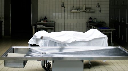 В Сумгайыте 12-летняя девочка скончалась после падения на нее куска стекла