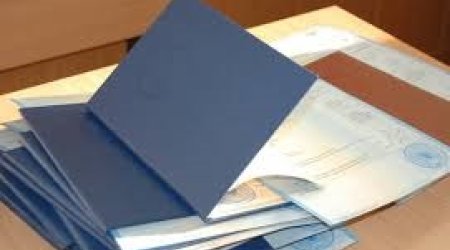 Universiteti bitirən məzunlar niyə zamanında diplom ala bilmirlər? - Açıqlama 