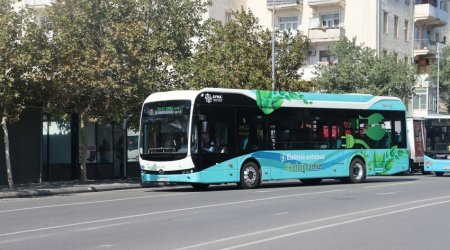 На нескольких улицах Баку затруднено движение транспорта