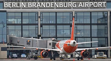 Berlin hava limanında uçuşlar dayandırılıb